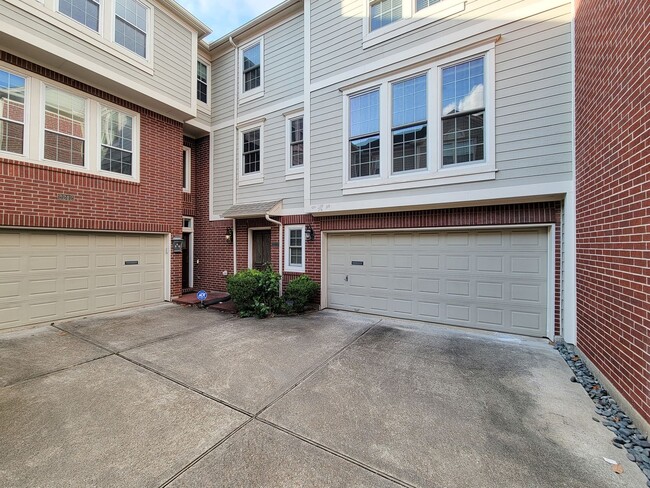 Building Photo - Great opportunity to lease a wonderful town home in the Montrose /Midtown location and within eas...