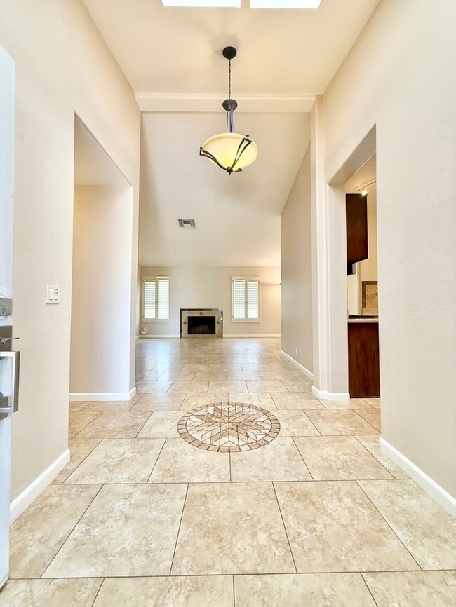 Building Photo - Fabulous 3-Bedroom with Pool!!