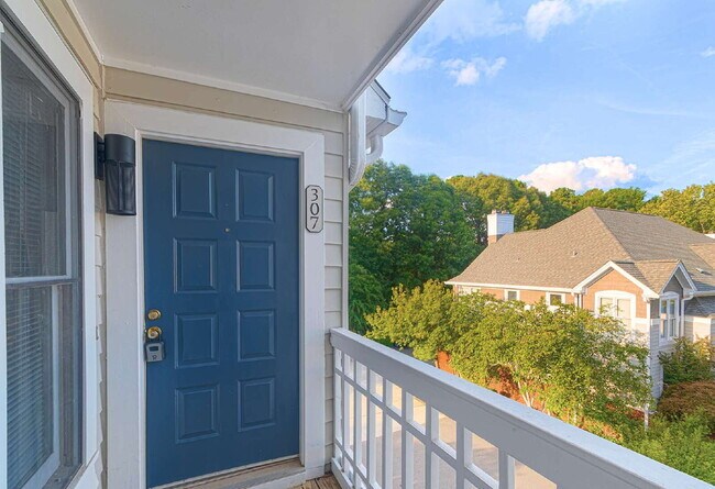 Foto del edificio - Chic & Cozy Condo in the heart of Raleigh!