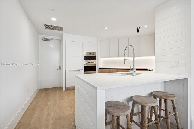 Foto del edificio - 705 Crandon Blvd