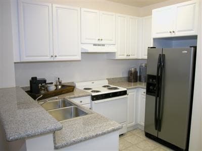 Kitchen - Harbor Grove Apartments
