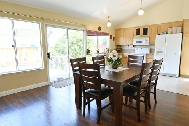 Building Photo - Beautiful Updated 3 Bedroom 2 Bath Santa T...