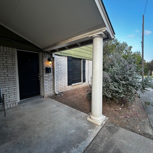 Foto del edificio - 7204 Creekside Dr