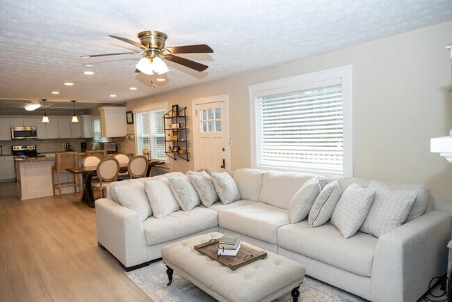 Building Photo - Beautifully updated ranch-style home offer...