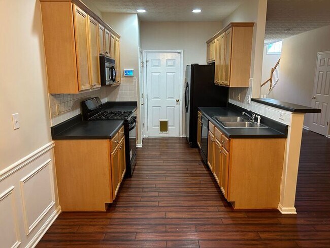 Foto del edificio - 441 Lantern Wood Dr