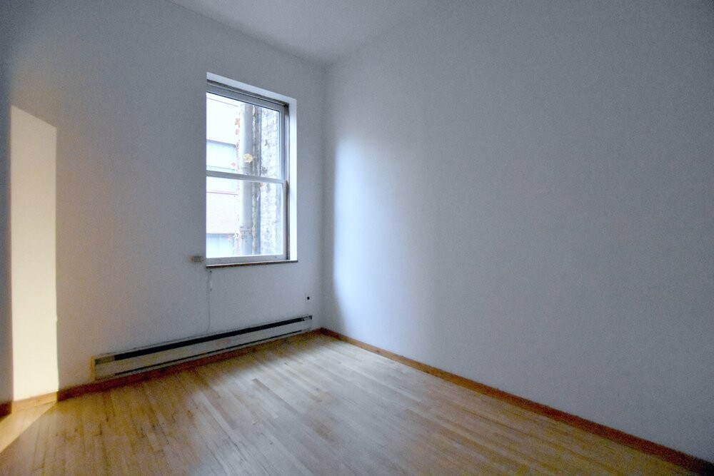 Foto del edificio - 121 W 3rd St