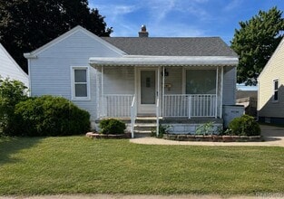 Building Photo - 691 E Mapledale Ave