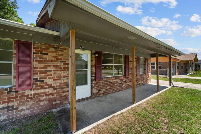 Foto del edificio - 234 Deerwood Dr
