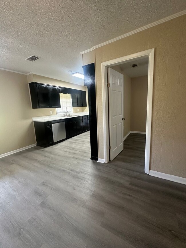 Building Photo - 4 Bed/2 Bath House