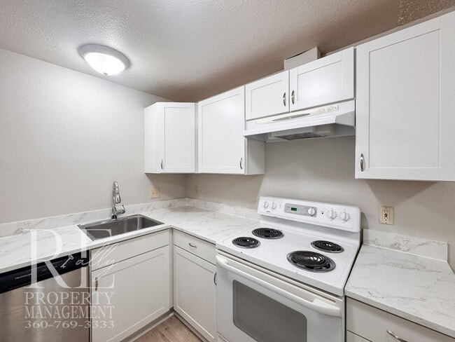 Building Photo - Refreshed 3-Bed Hefner Home with Private Lawn & Covered Parking