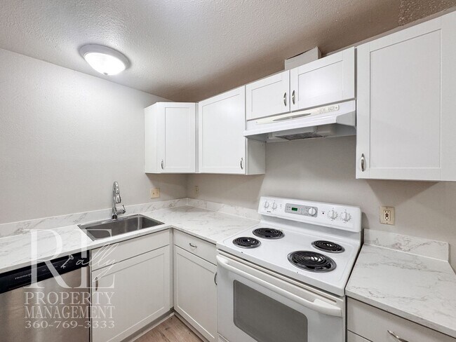 Foto del edificio - Refreshed 3-Bed Hefner Home with Private Lawn & Covered Parking