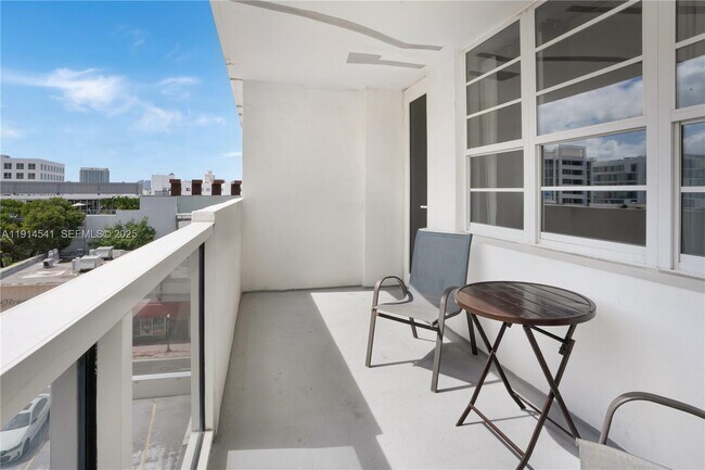 Foto del edificio - 100 Lincoln Rd