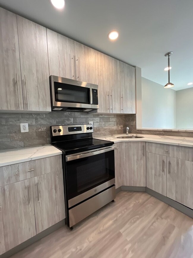 Building Photo - 101 S Victoria Ave