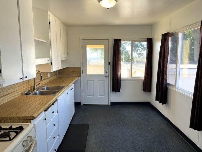 Foto del edificio - Pet-Friendly 2/1 Eureka Home With Large Ya...