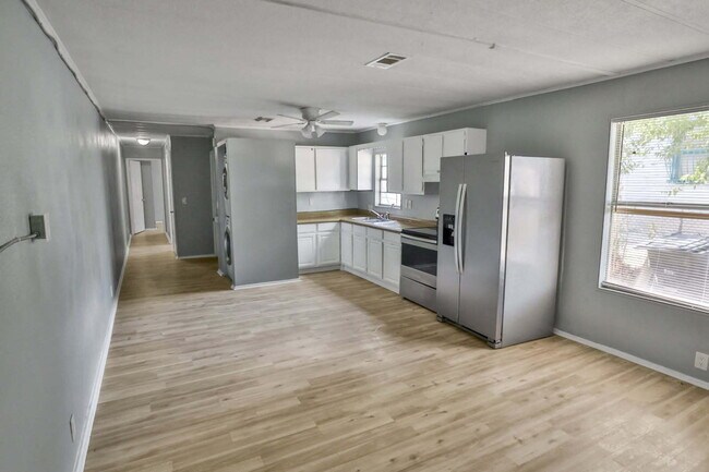 Building Photo - Newly Renovated 2/1 with New Washer/Dryer