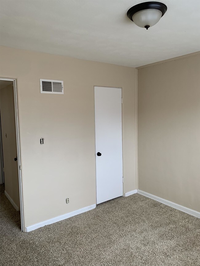 Building Photo - 1036 W 41st Pl