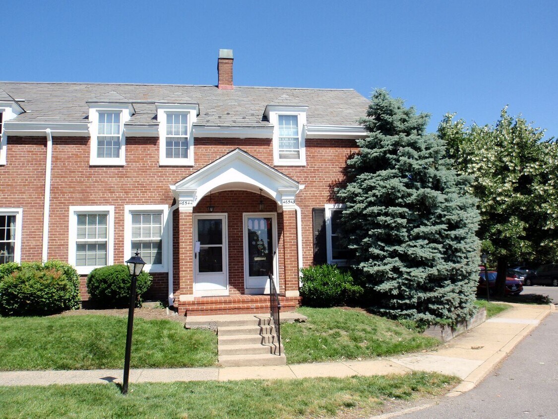 Building Photo - Beautiful 2 Bed 2 Bath Clarendon End-Unit ...