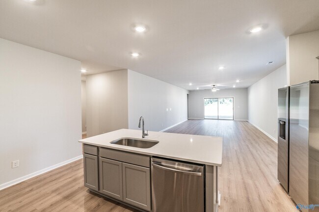 Foto del edificio - 14976 Greenleaf Dr