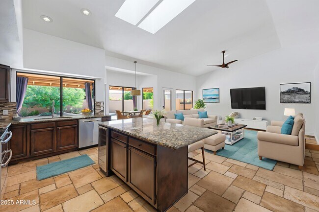 Foto del edificio - 5903 E Paradise Ln