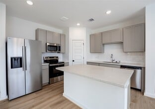 Building Photo - 2027 Longmire Villas Ct
