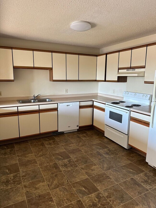 Building Photo - Three Bedroom