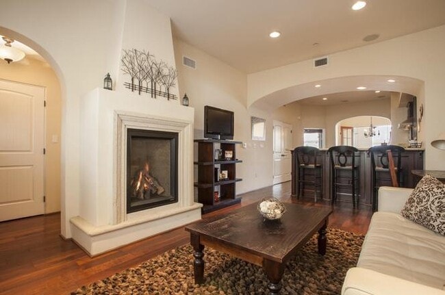 Building Photo - Downtown Luxury 1 BDRM w/ One Car Garage!