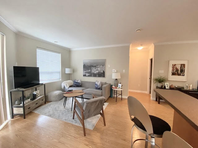 Photo du bâtiment - Upscale and Fabulous Condo Living in the heart of Downtown London – this incredible condo will go...