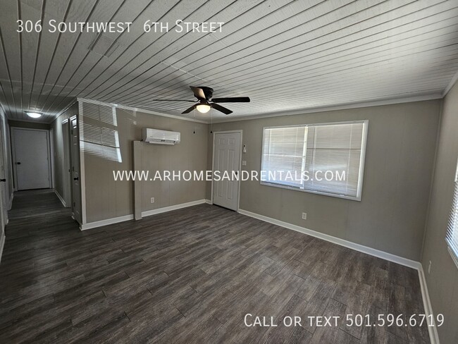 Building Photo - 306 Southwest  6th Street | $895 | 3 beds,...