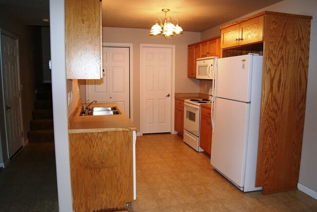 Building Photo - Westport Beach Townhomes 2 and 3 Bedrooms