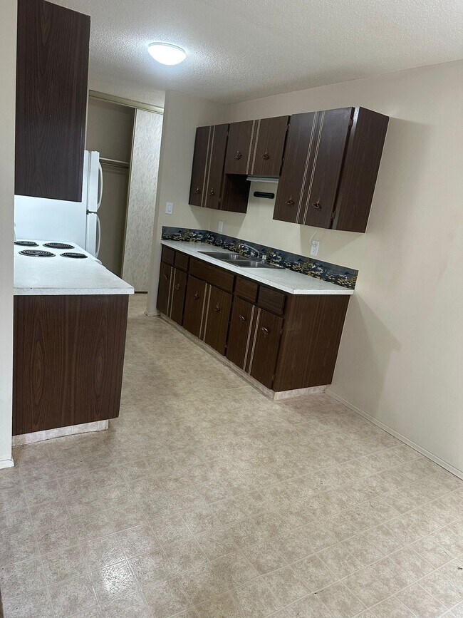 Building Photo - 4507-244 44 Ave