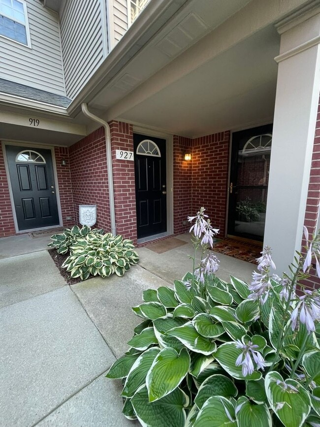 Building Photo - 927 Addington Ln