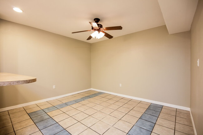 Building Photo - 10907 Meadow Lark Cove Dr