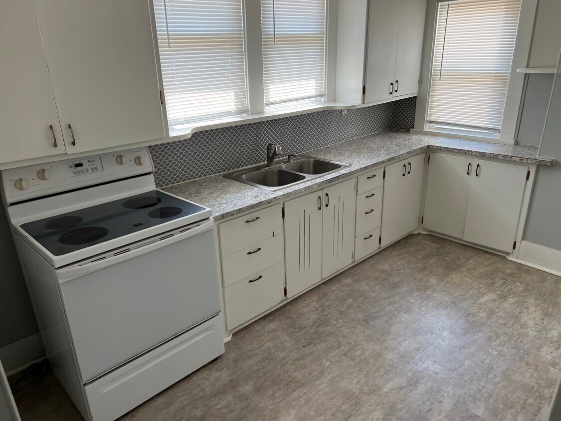 Kitchen - 611 W 10th St