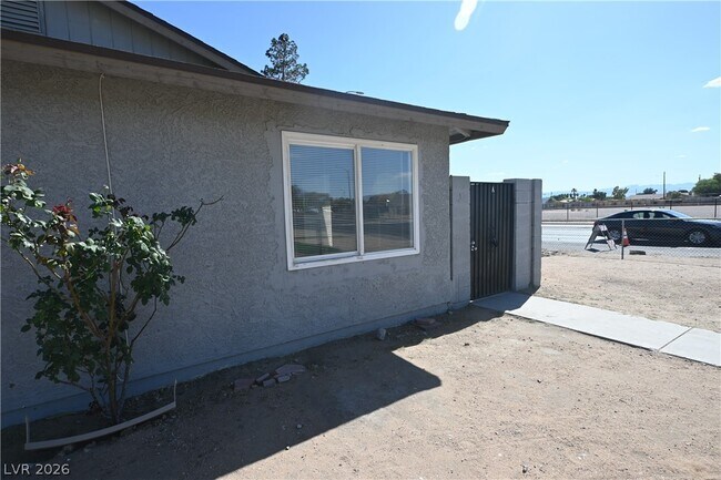 Foto del edificio - 2334 N Lamb Blvd
