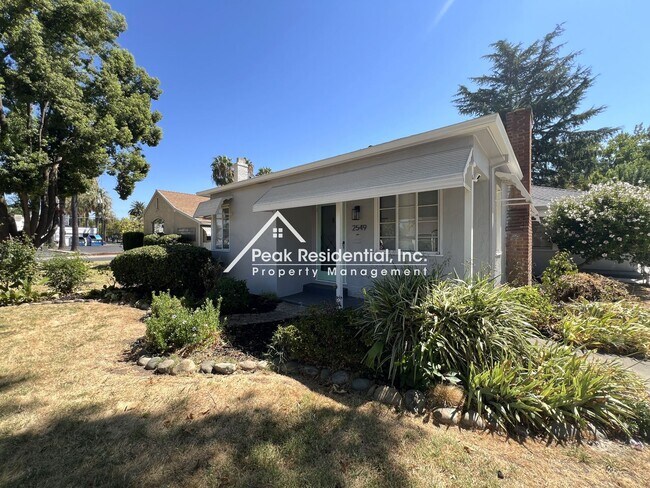 Building Photo - Charming Land Park 2bd/1ba Duplex-Must See!