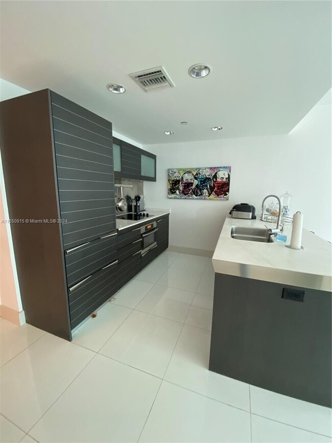 Building Photo - 200 Biscayne Blvd Way