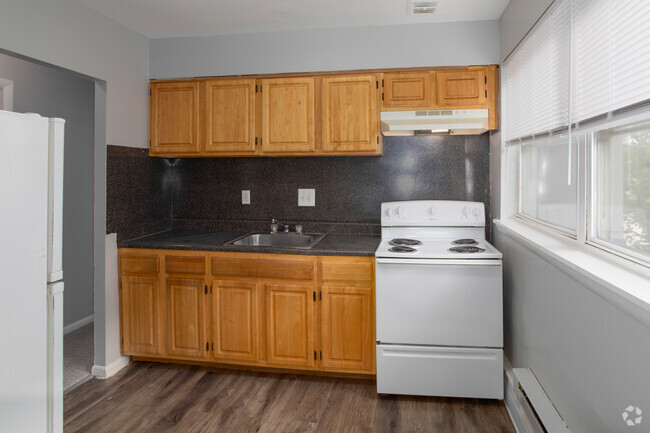 2BR, 1BA - 840SF - Kitchen - The Park Circle Apartments