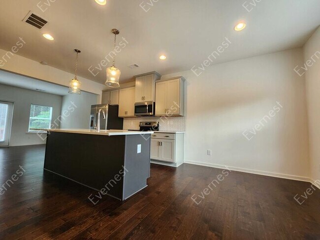 Building Photo - 661 Providence Pl SW