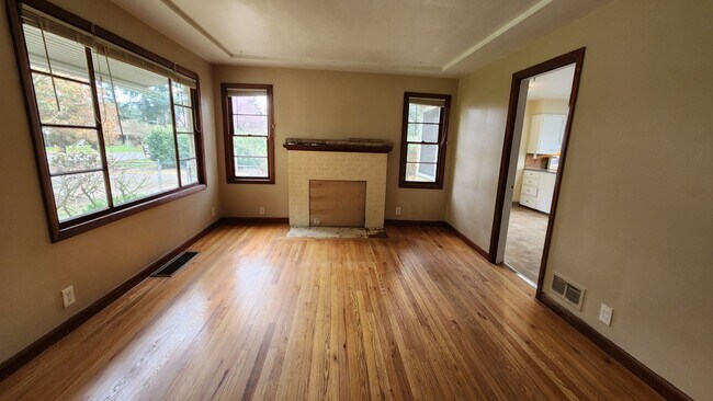 Foto del edificio - Super Cute and Spacious 4 Bedroom Russell ...