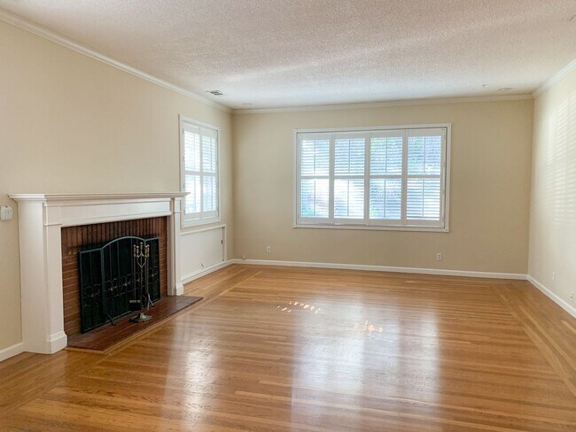 Building Photo - Exceptional Mountain View Home with Guest Suite Near Downtown