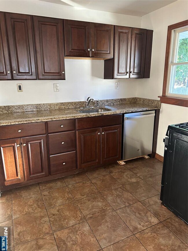 Foto del edificio - 679 Midwood Rd