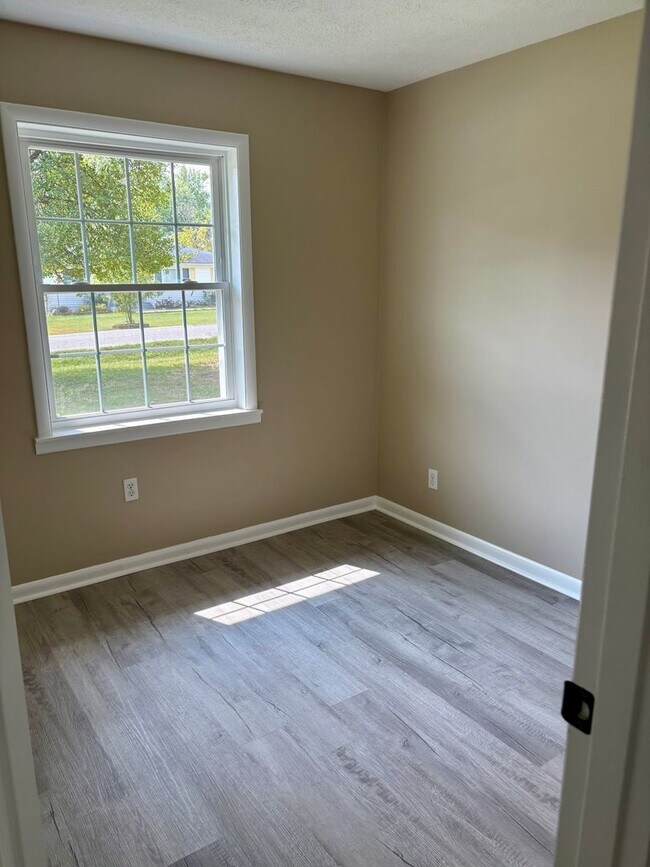 Foto del edificio - 3 bed 1 bath house in Charlestown for rent
