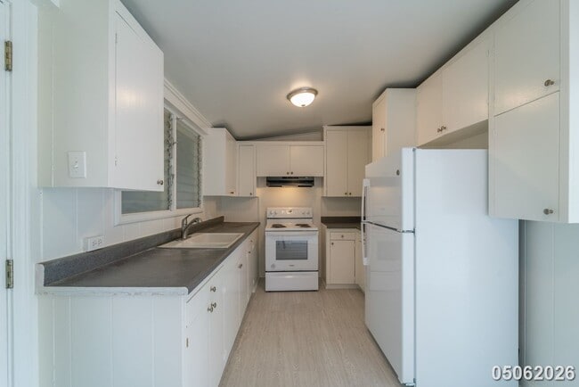 Building Photo - Available Now! 3 BD / 1.5 BA / 2 carport parking in Wahiawa