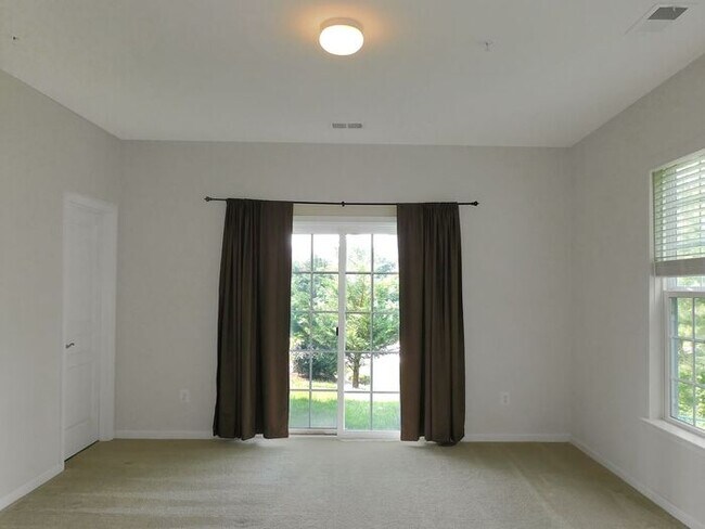 Foto del edificio - Pet Friendly 3 level End Unit Town Home wi...