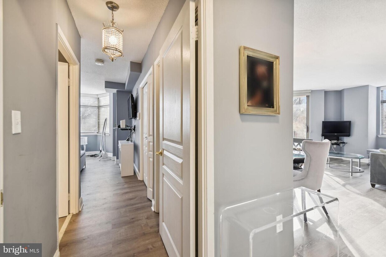 Foto principal - 7111 Woodmont Ave