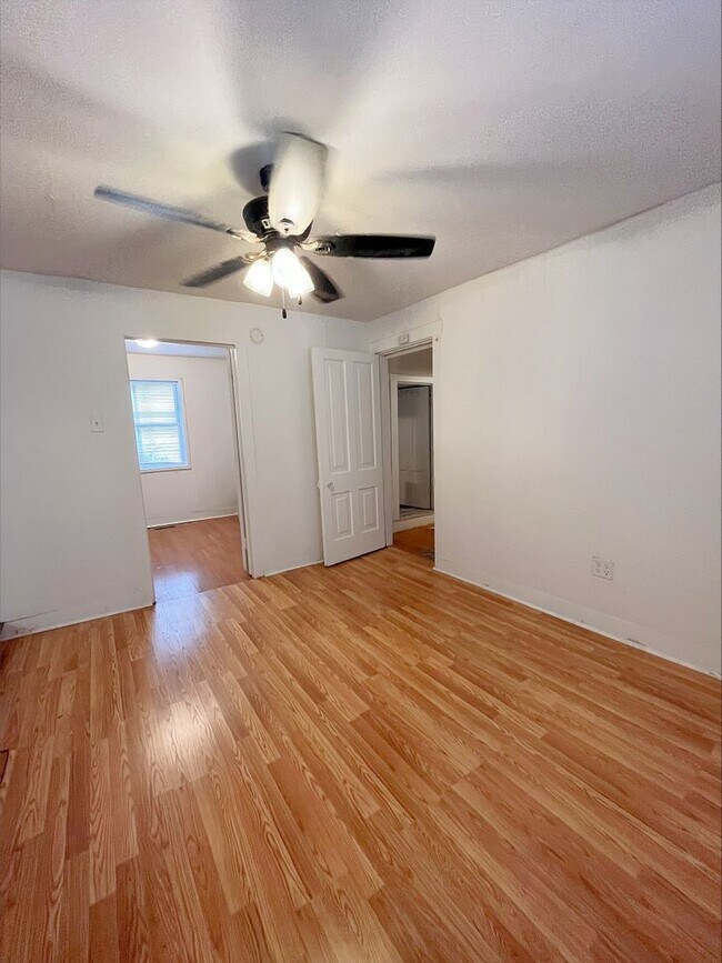 Foto del edificio - 2 Bedroom House - Sublease