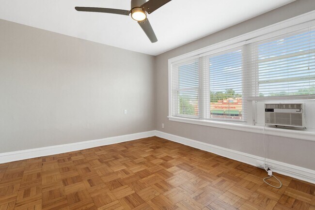 Foto del edificio - Move over, Linguini!