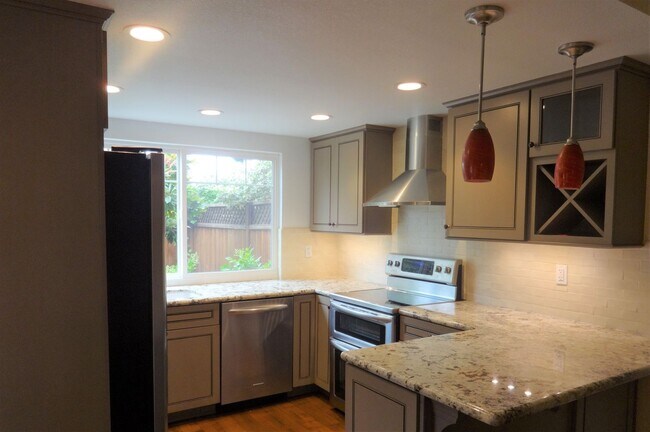 Building Photo - Beautiful Willow Glen 3 Bedroom 2.5 Bath E...