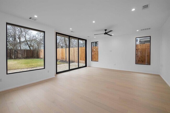 Foto del edificio - 1704 Kinney Ave