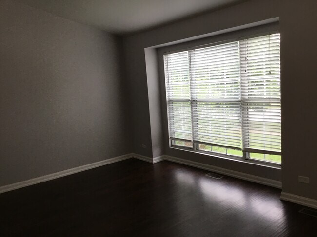 Foto del edificio - 461 Bluebird Drive